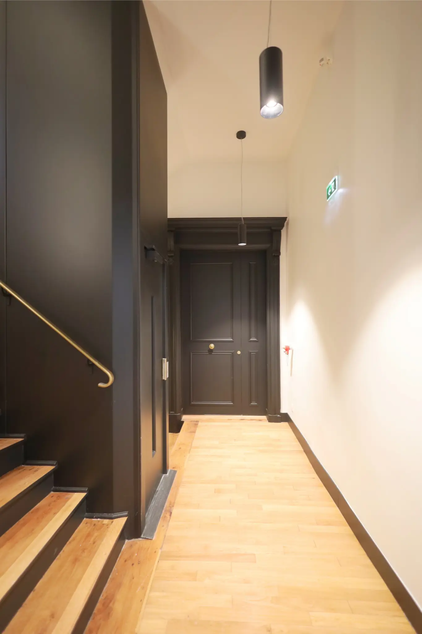 Mise en peinture des contremarches dans la cage d’escalier d’un immeuble parisien