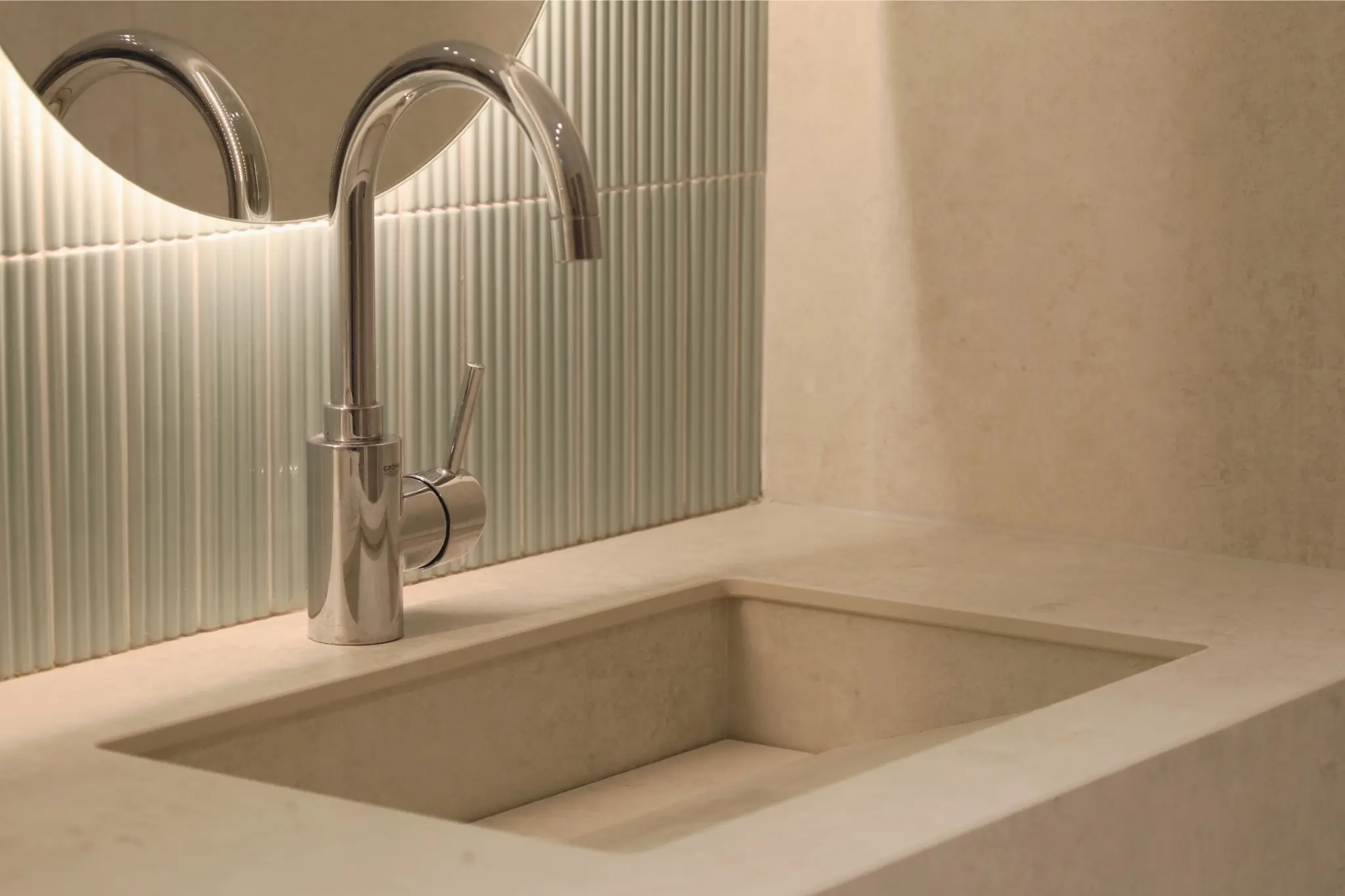 Robinetterie haut de gamme dans une salle de bain rénovée à Paris (75).