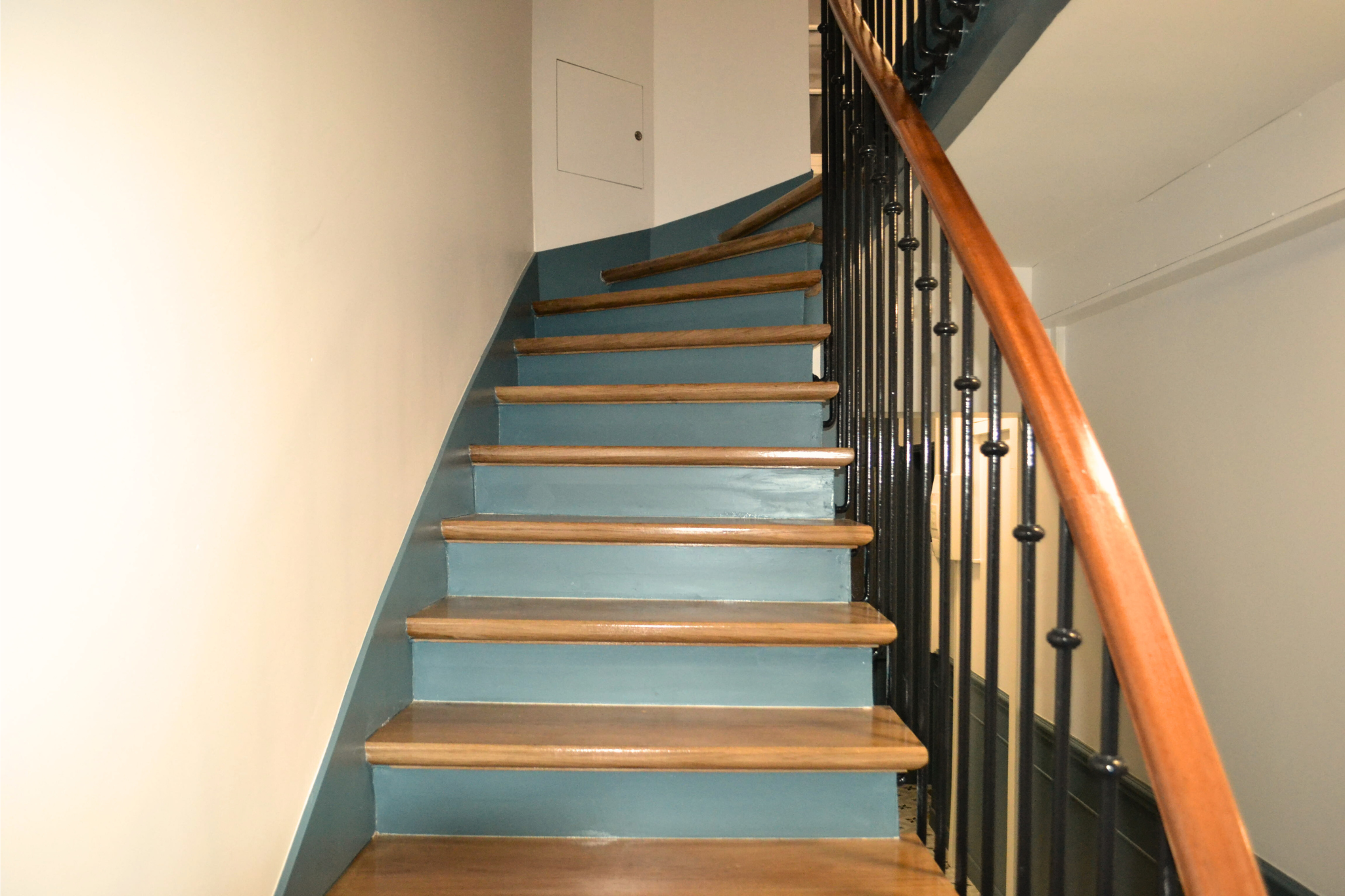 Travaux de peinture dans un escalier d'une copropriété à Paris.