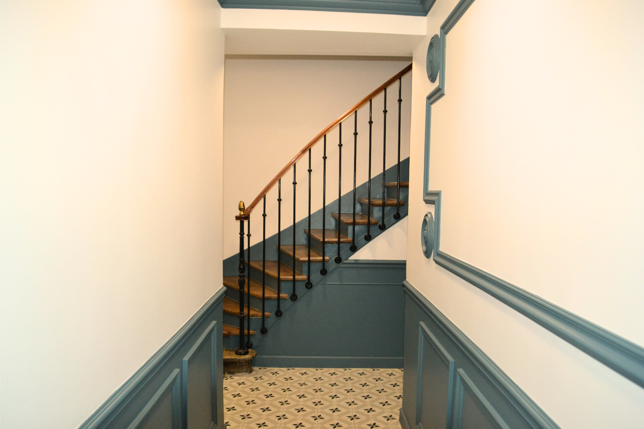 Hall d’entrée modernisé avec murs entièrement repeints