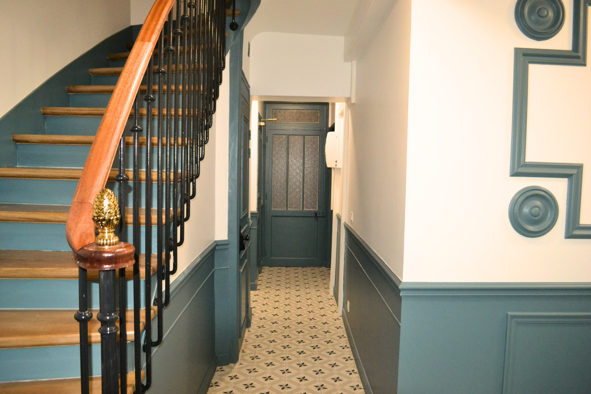 Mise en peinture d'un couloir dans un hall d'entrée à Paris (75).