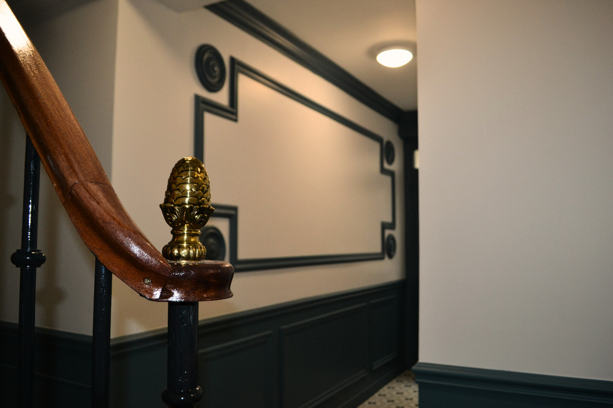 Escalier rénové avec vitrification des marches en bois