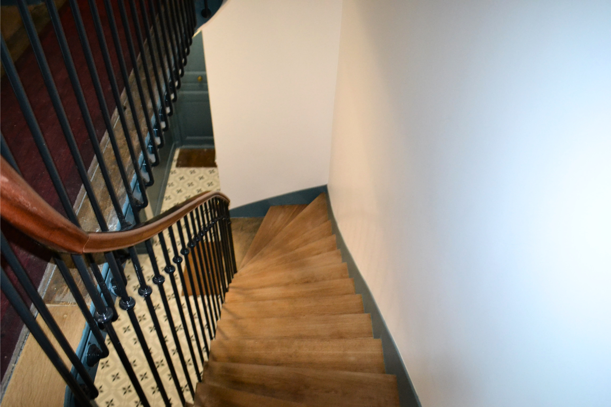 Application de peinture haute durabilité dans un immeuble parisien