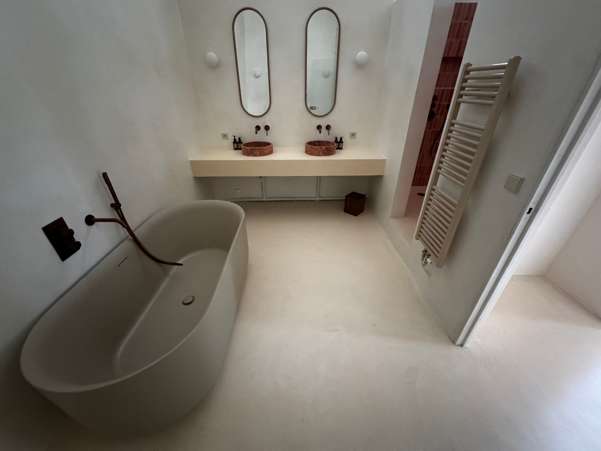 Béton ciré sur les murs et au sol dans une salle de bain d'un appartement à Paris (75).