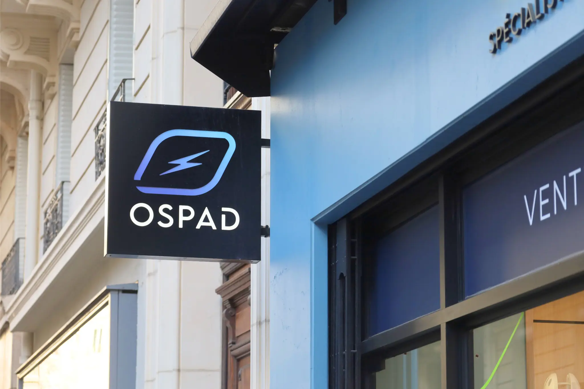 Finition de façade commerciale après troisième couche de peinture