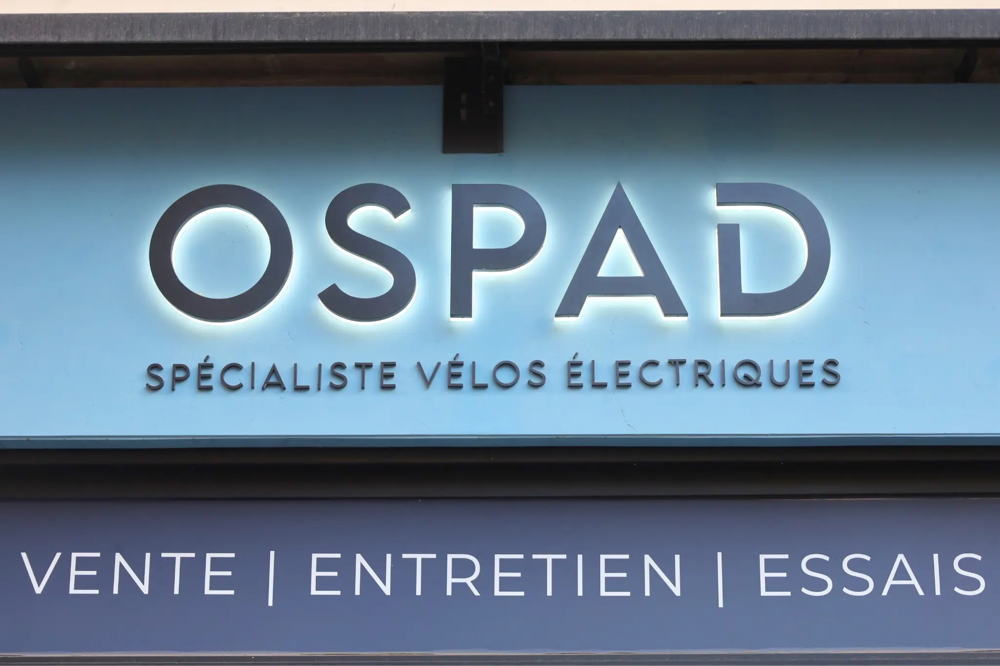 Façade modernisée d’un local commercial à Paris 14ᵉ