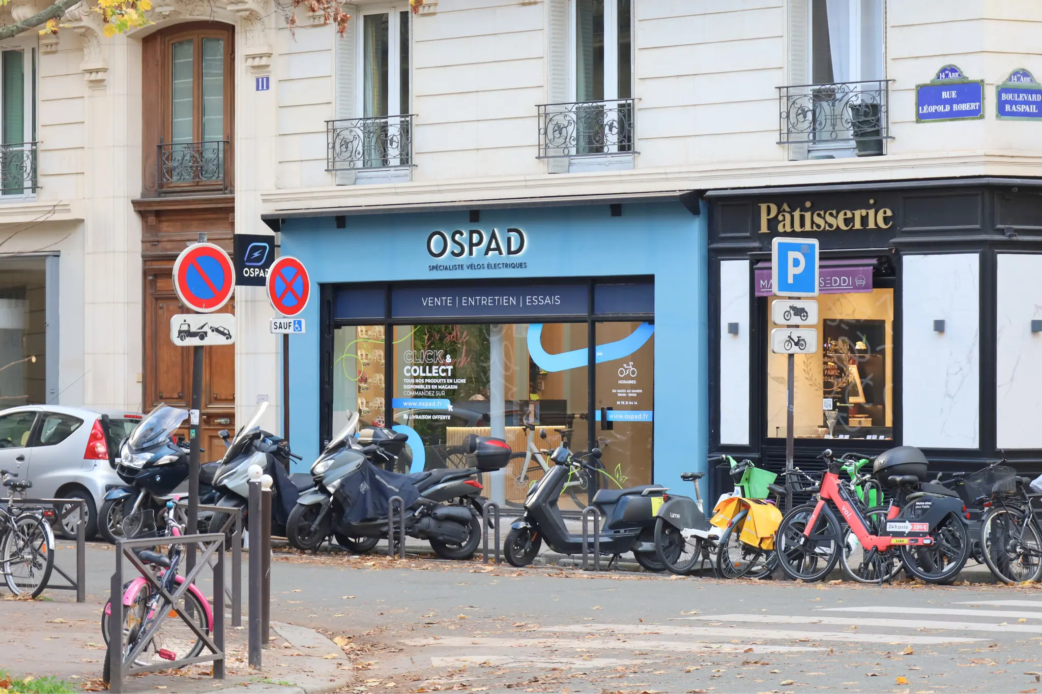Mise en peinture de la façade d'un commerce par les équipes Brokkr à Paris (75).