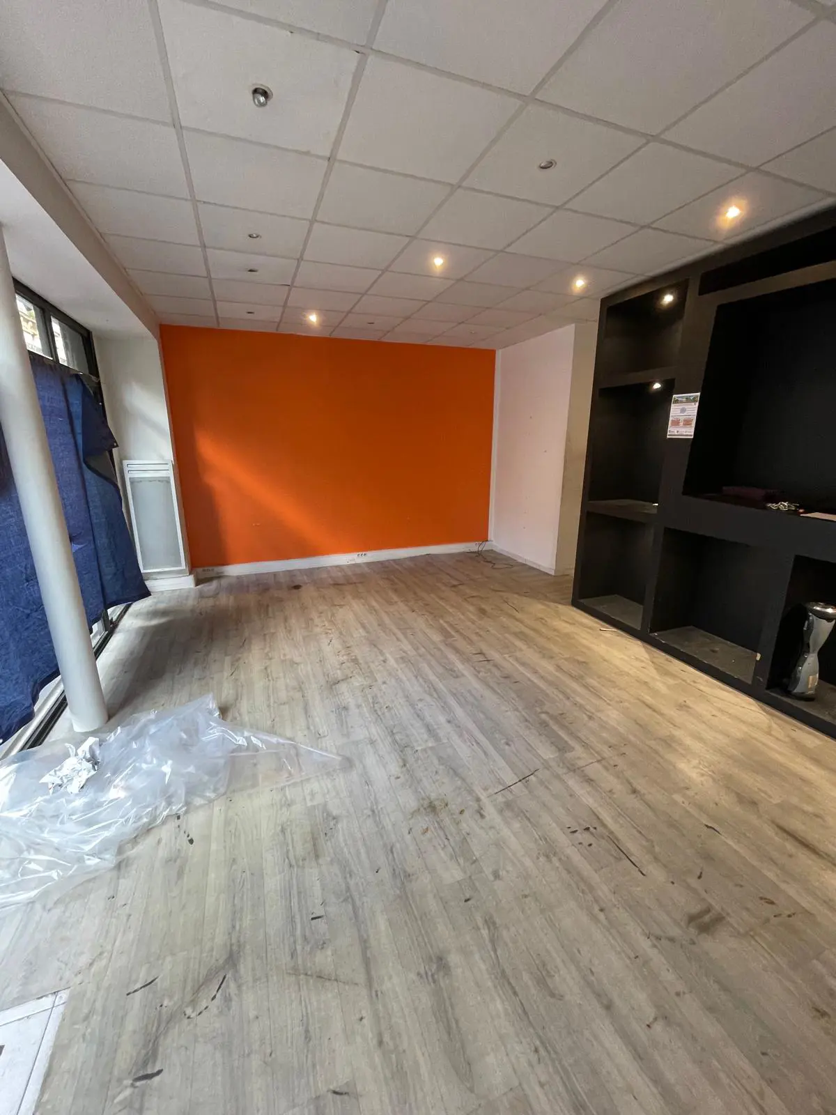 Photo de l'avant d'un commerce à Paris, dans le 14ème arrondissement. 