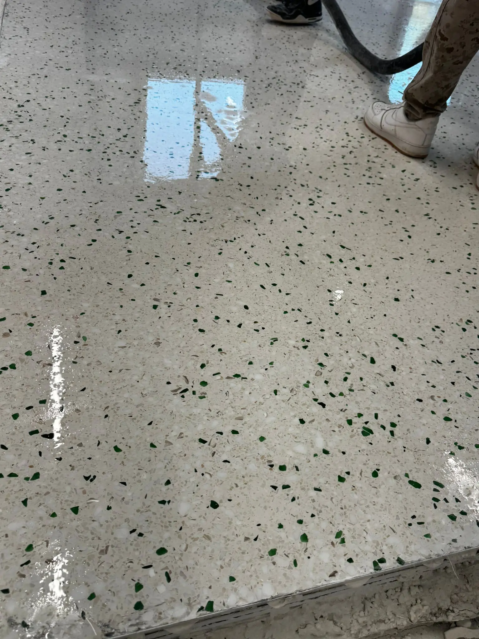 Finition complète d'un terrazzo après le vernis dans un appartement à Paris (75).