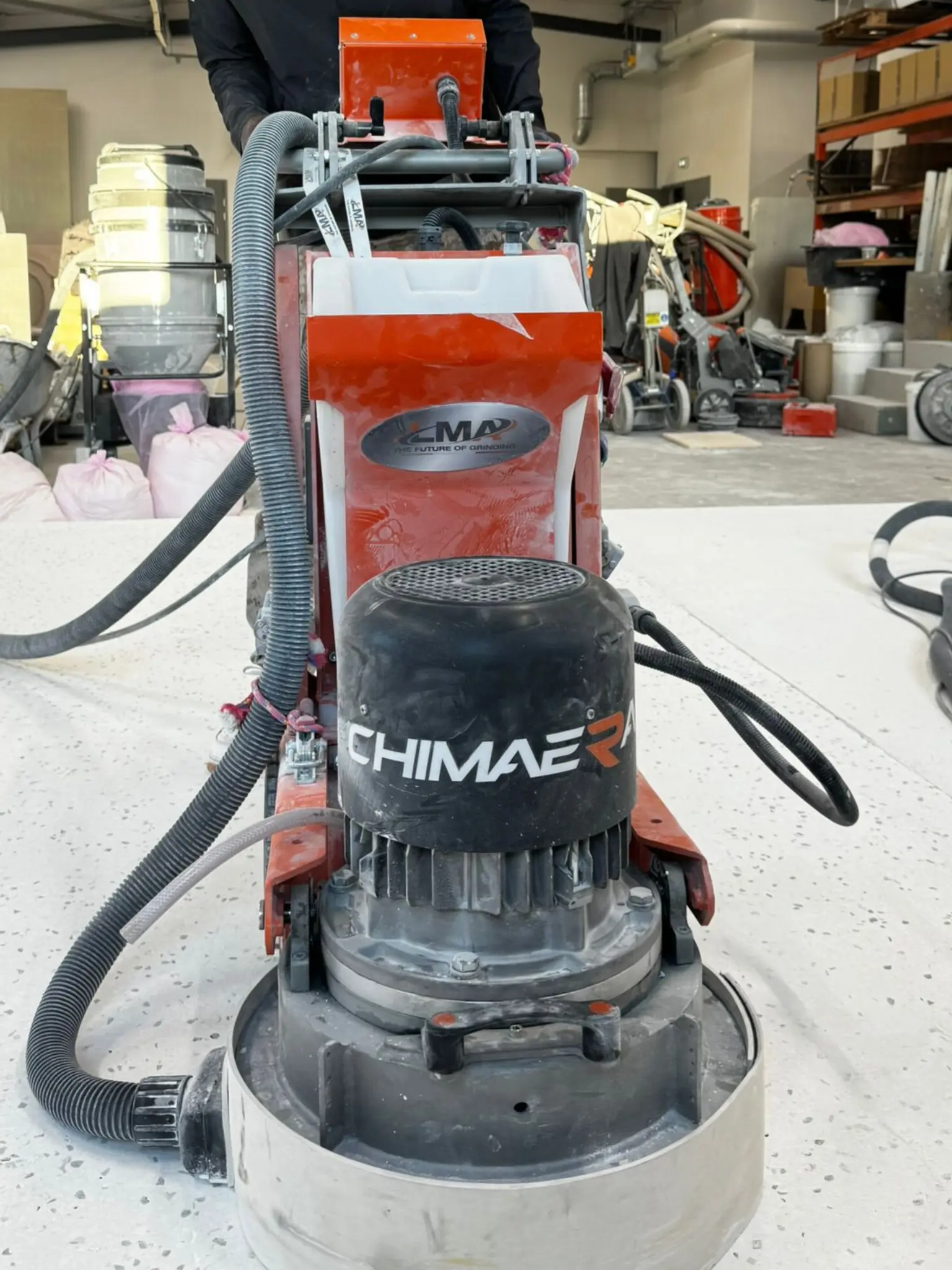 Ponçage d'un terrazzo après coulage directement sur le chantier à Paris (75).