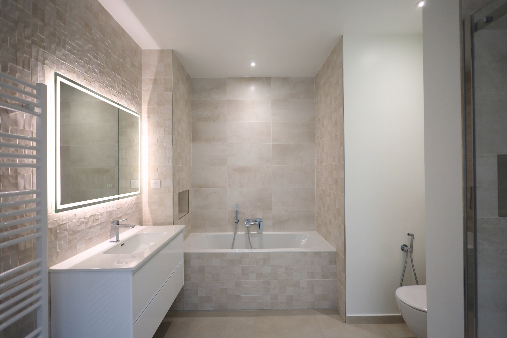 Salle de bain entièrement rénovée par Brokkr à Paris.