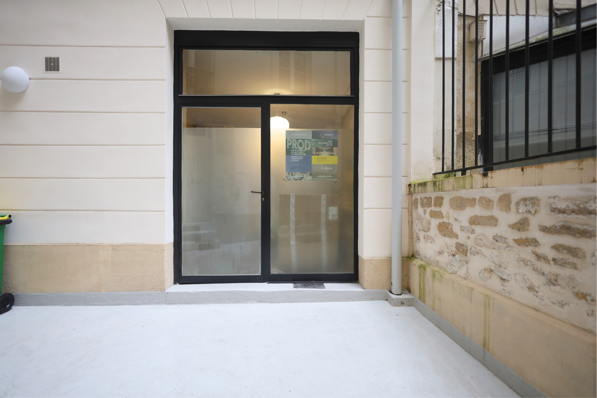 Pose de résine epoxy dans une cour intérieur d'un immeuble à Paris, géré par un syndic de copropriété.