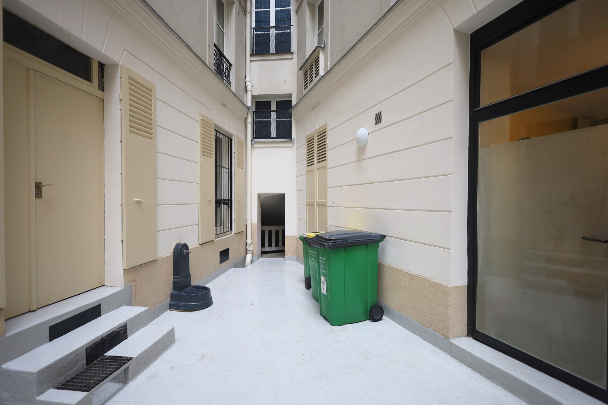 Sol époxy multicouche avec paillettes décoratives dans une cour à Paris