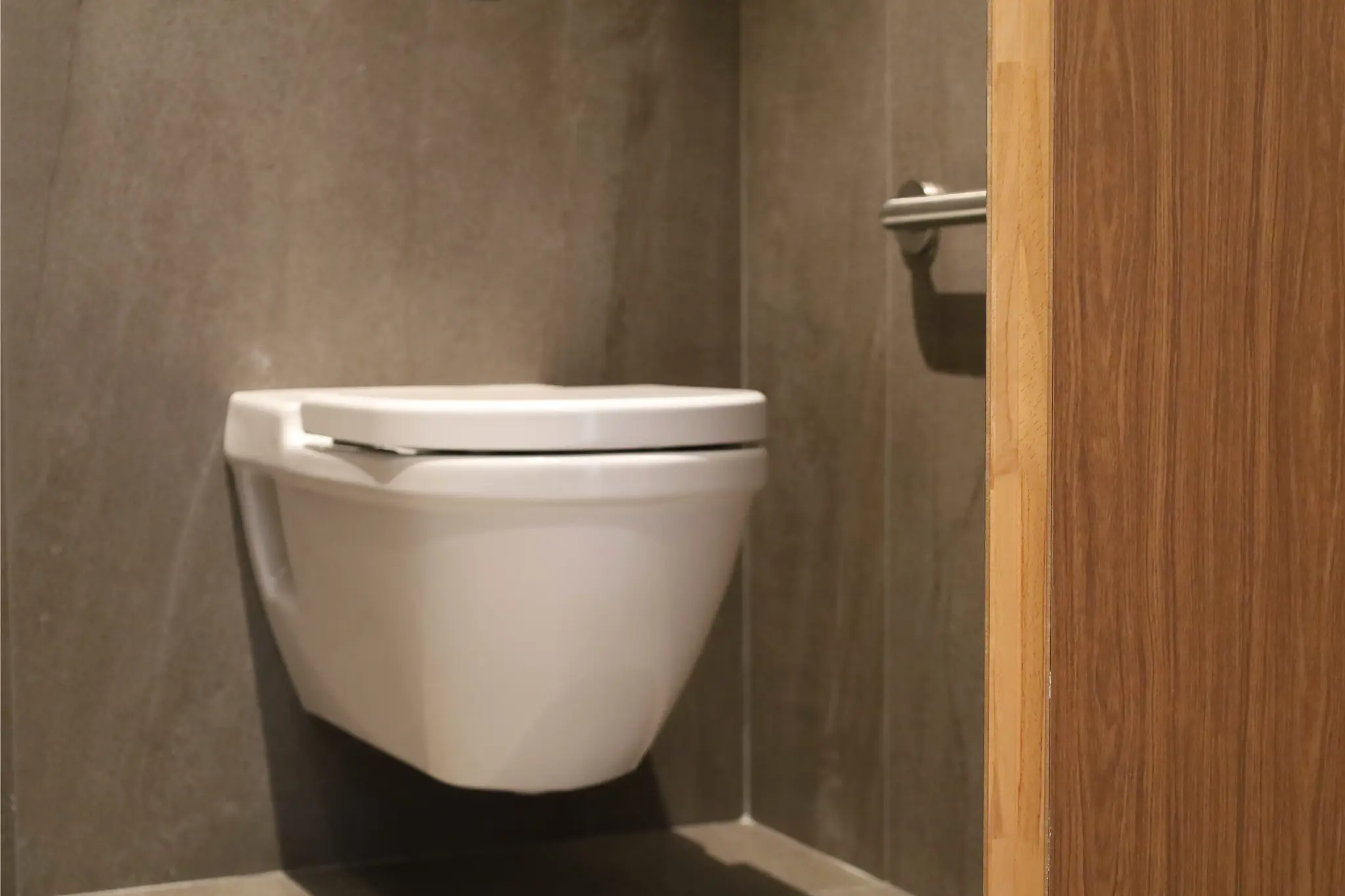 Pose d'un WC suspendu à Paris (75).