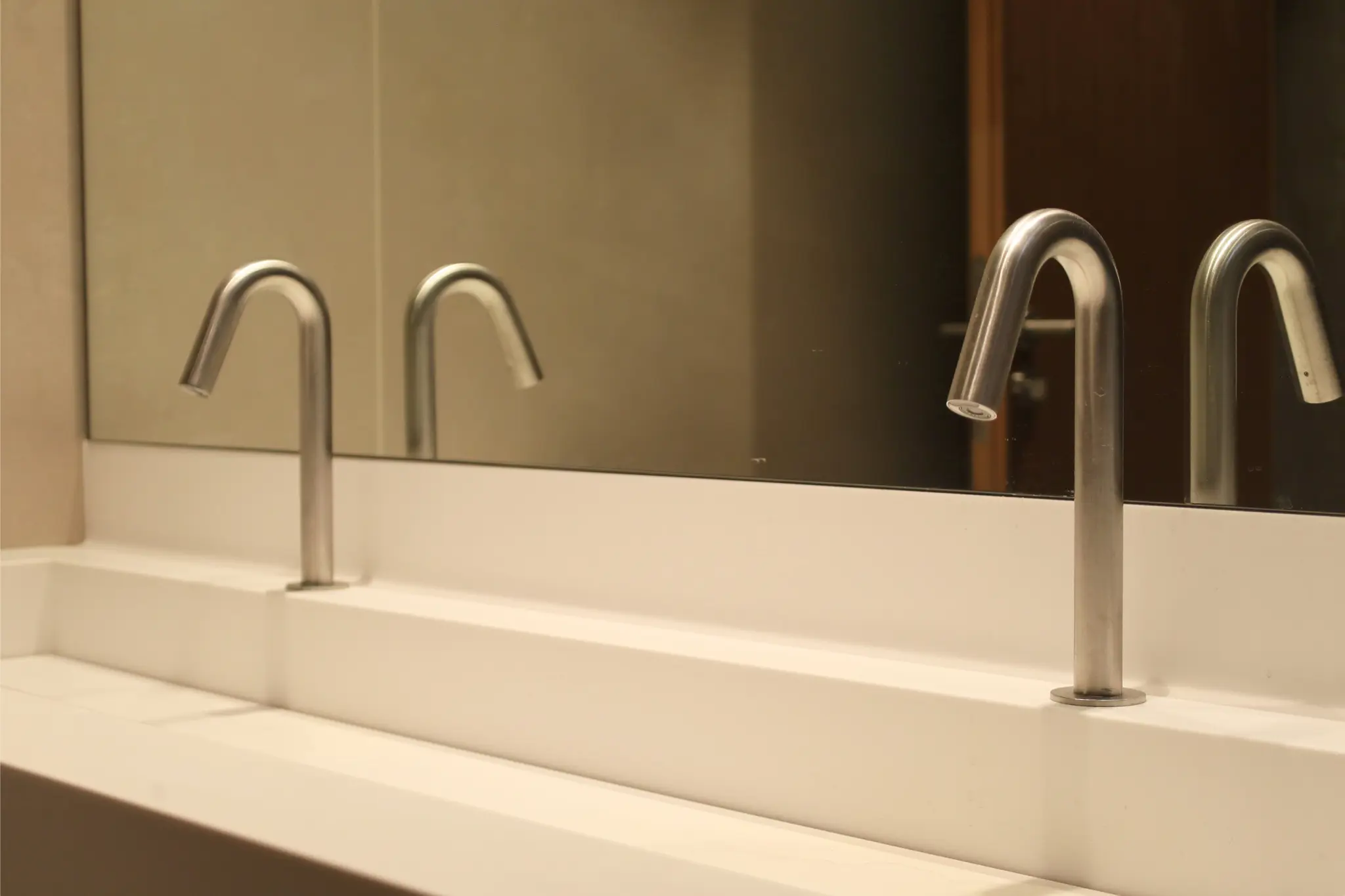 Robinetterie haut-de-gamme dans un restaurant à Paris.