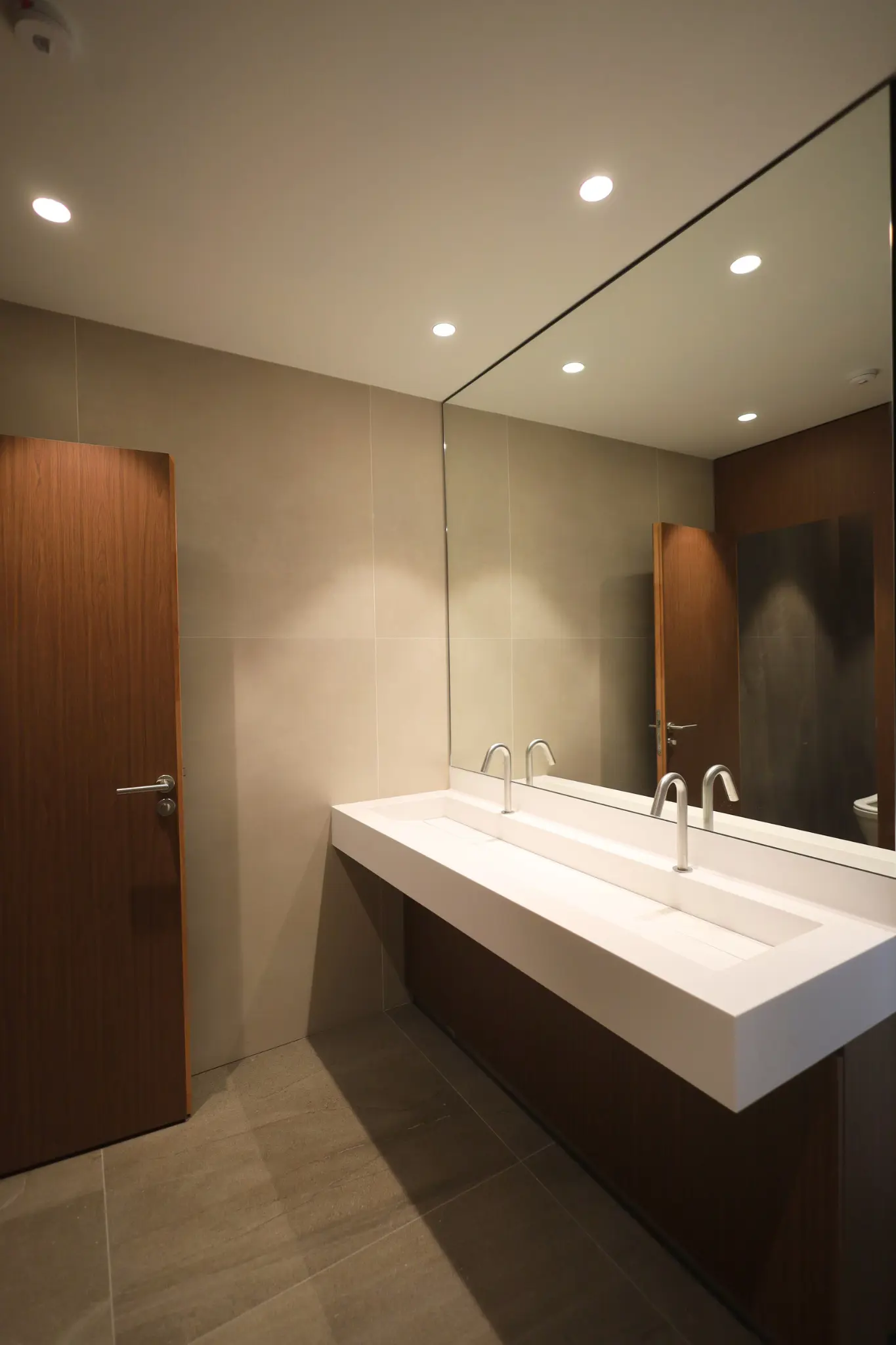 Finitions peinture dans des toilettes rénovées à Paris