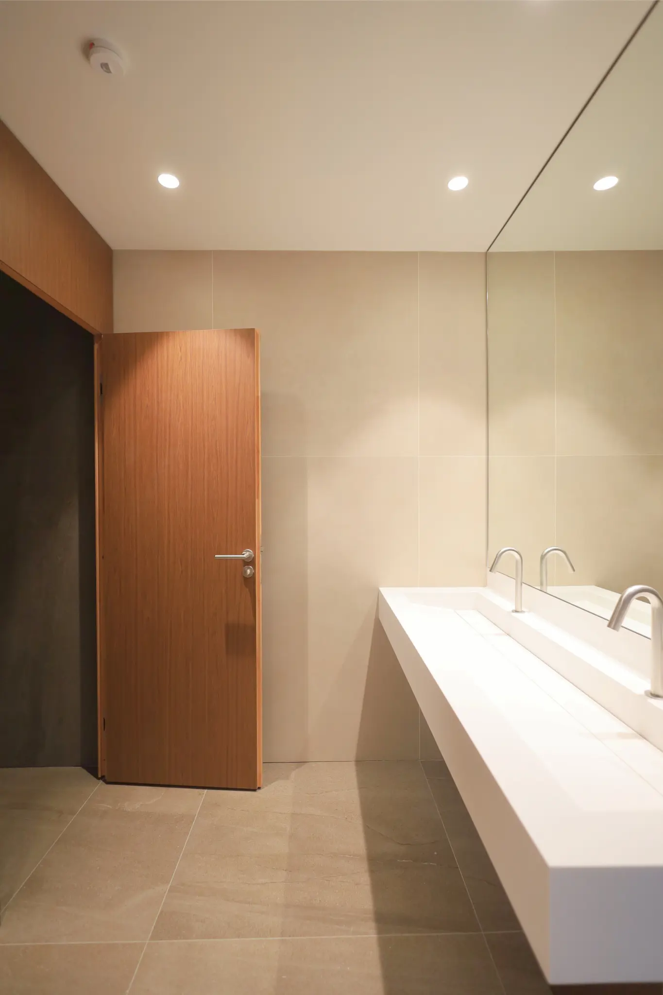 Rénovation complète des revêtements de murs et sols dans des sanitaires