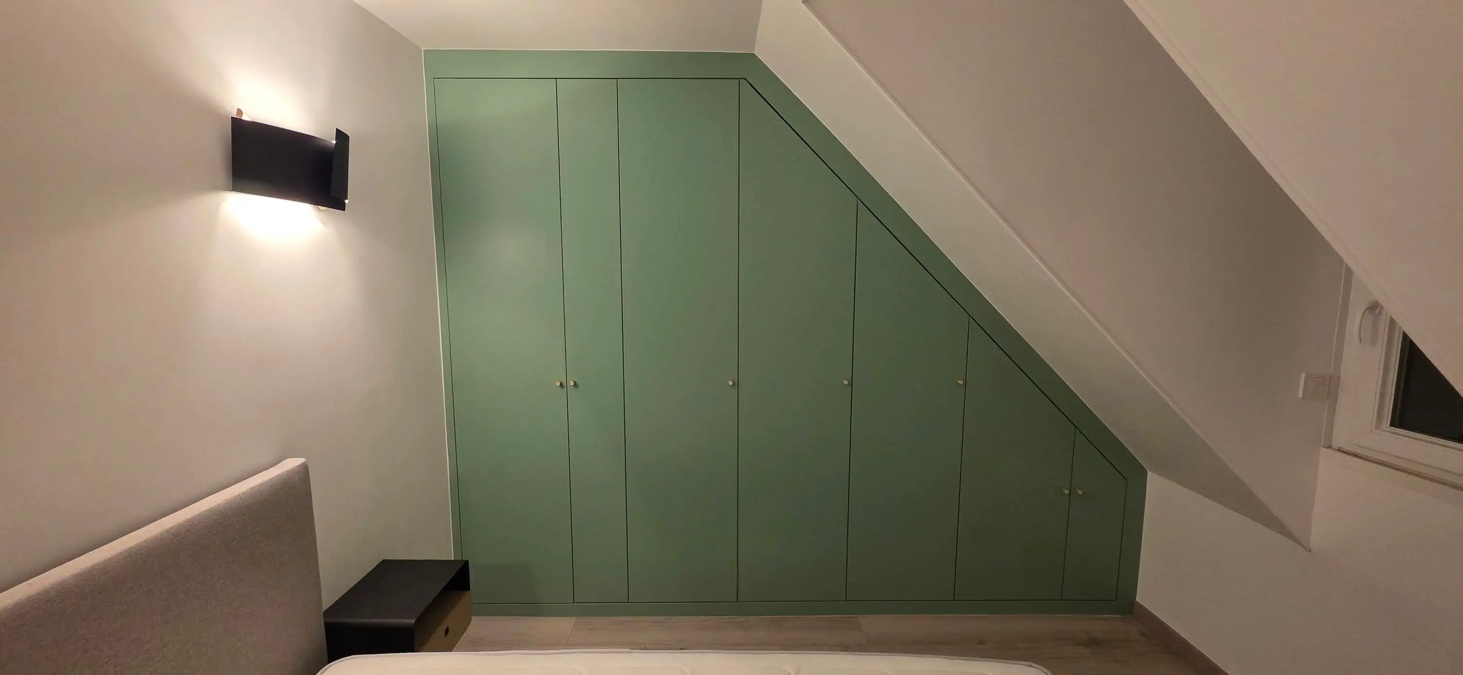 Création d’un placard sur mesure dans une chambre dans le Val-d’Oise, avec façades personnalisées et aménagement intérieur optimisé pour maximiser le rangement