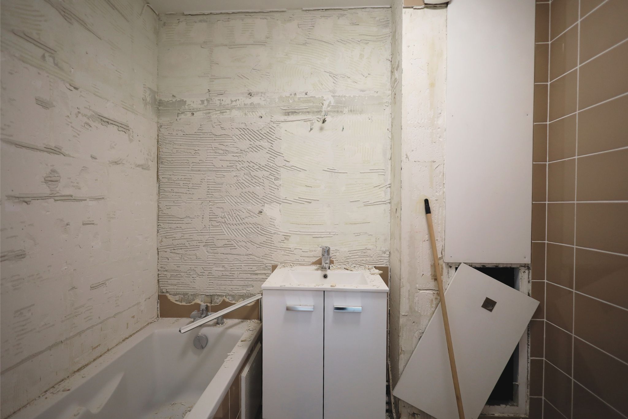 Salle de bain dans un mauvais état et avant sa rénovation complète à Paris (75).