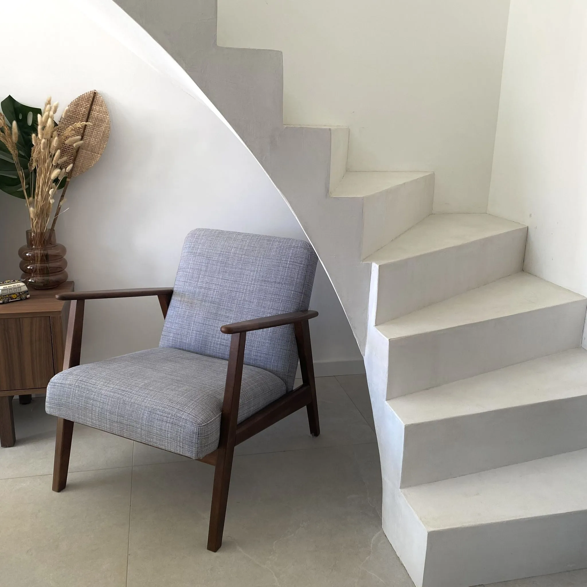 Escalier en béton ciré dans une maison du Val d'Oise, en Île-de-France. 