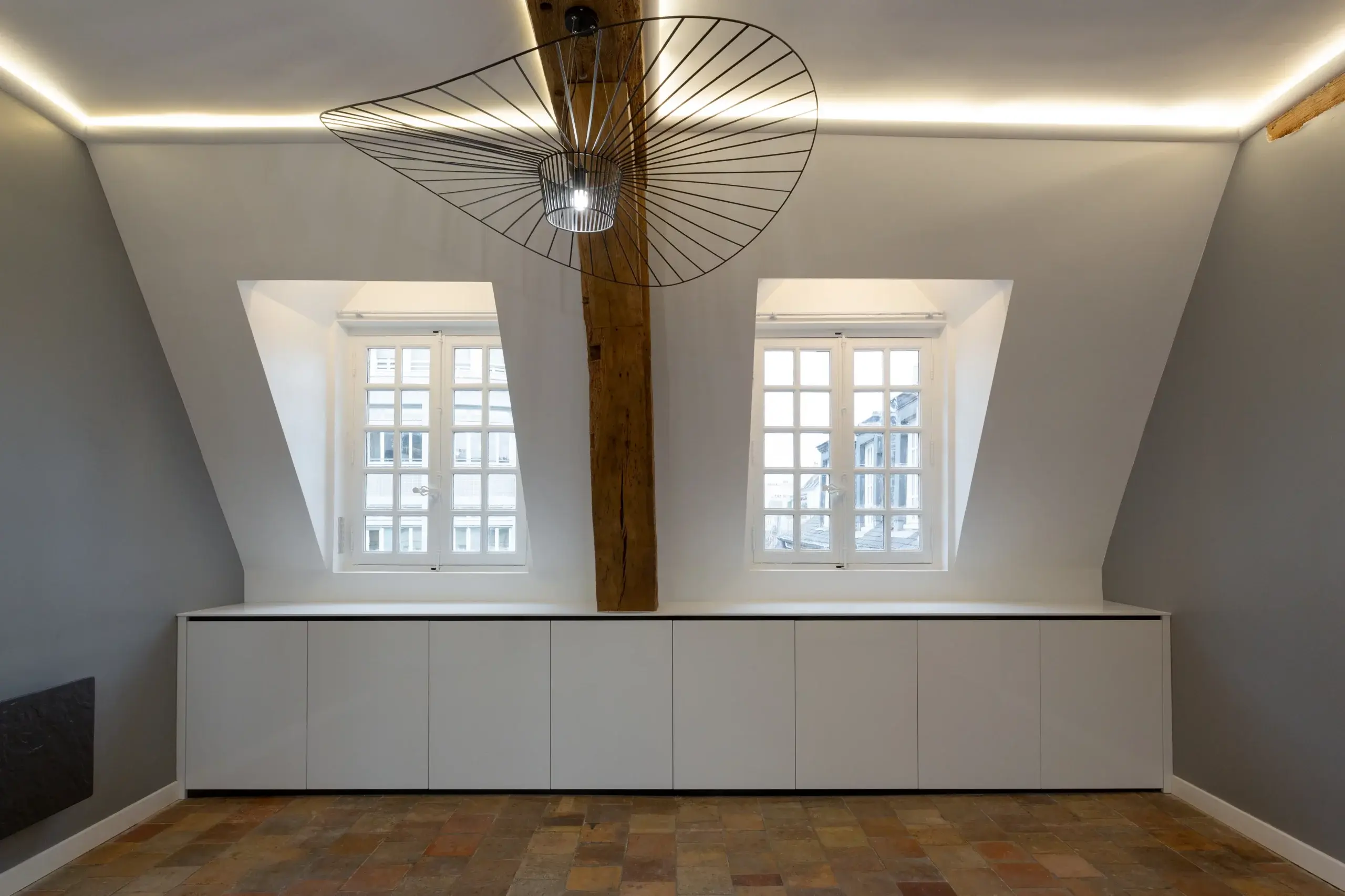 salon peint avec une peinture haut-de-gamme dans un appartement à Paris (75).