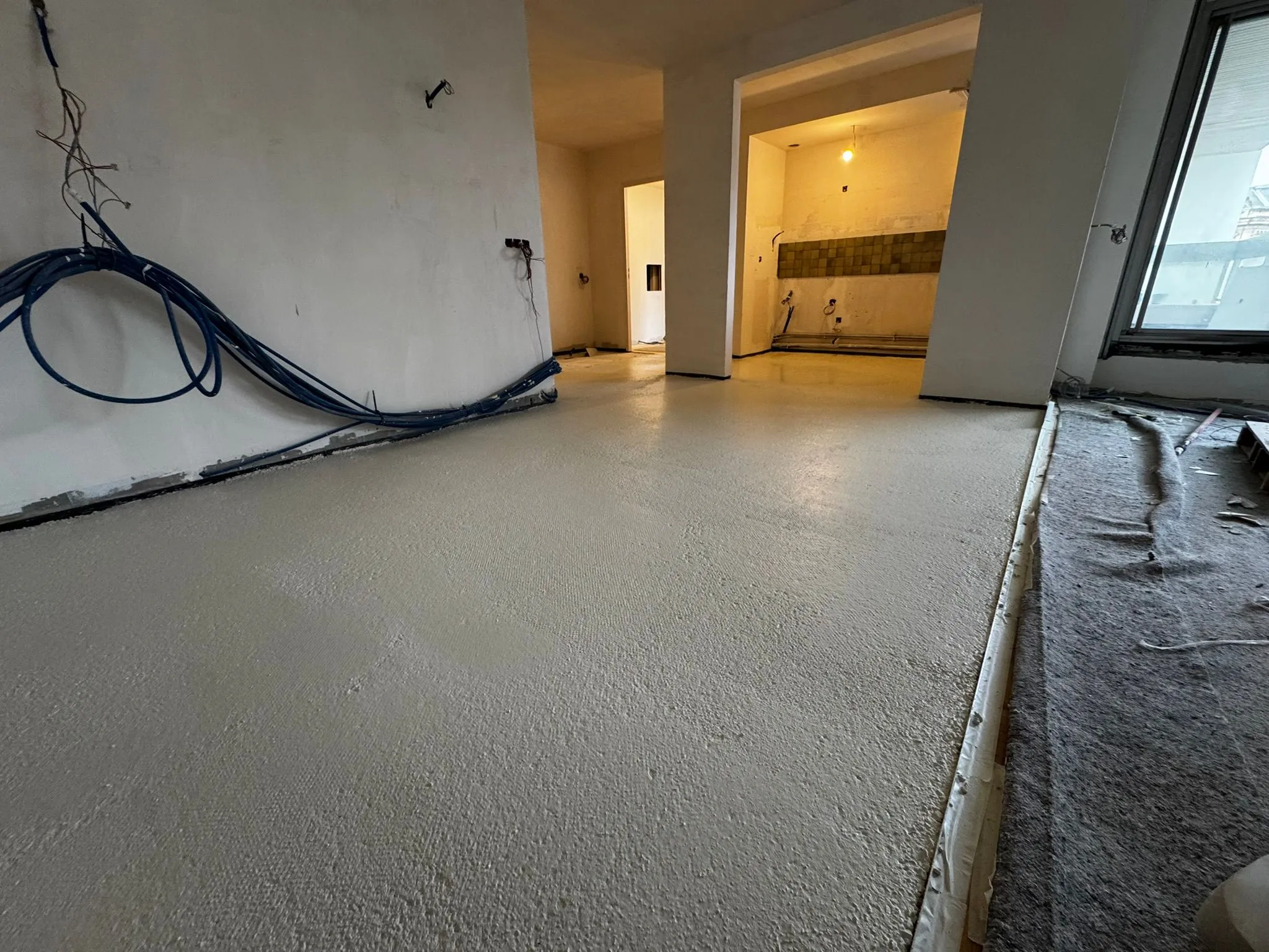 Terrazzo en train de sécher suite au coulage sur place dans un appartement parisien.
