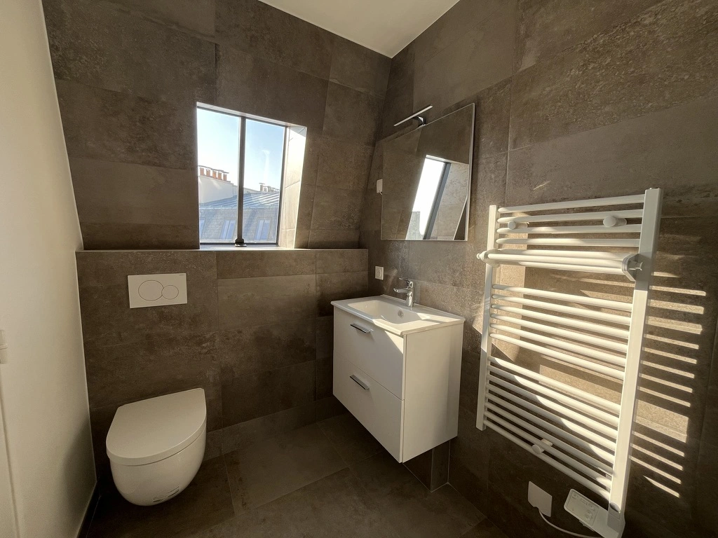 Petite salle de bain rénovée dans un studio à Paris (75).