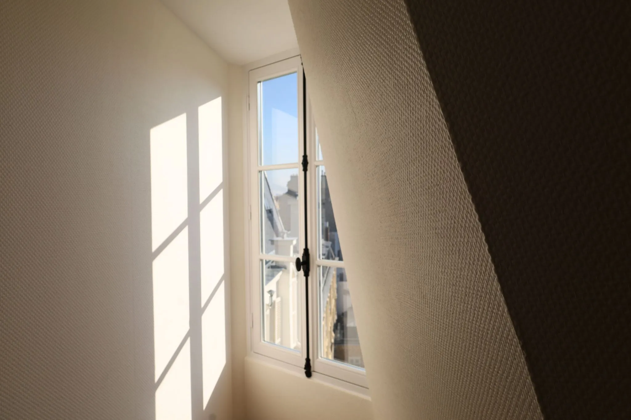 Peinture murale pour terminer la rénovation d'un studio à Paris (75).