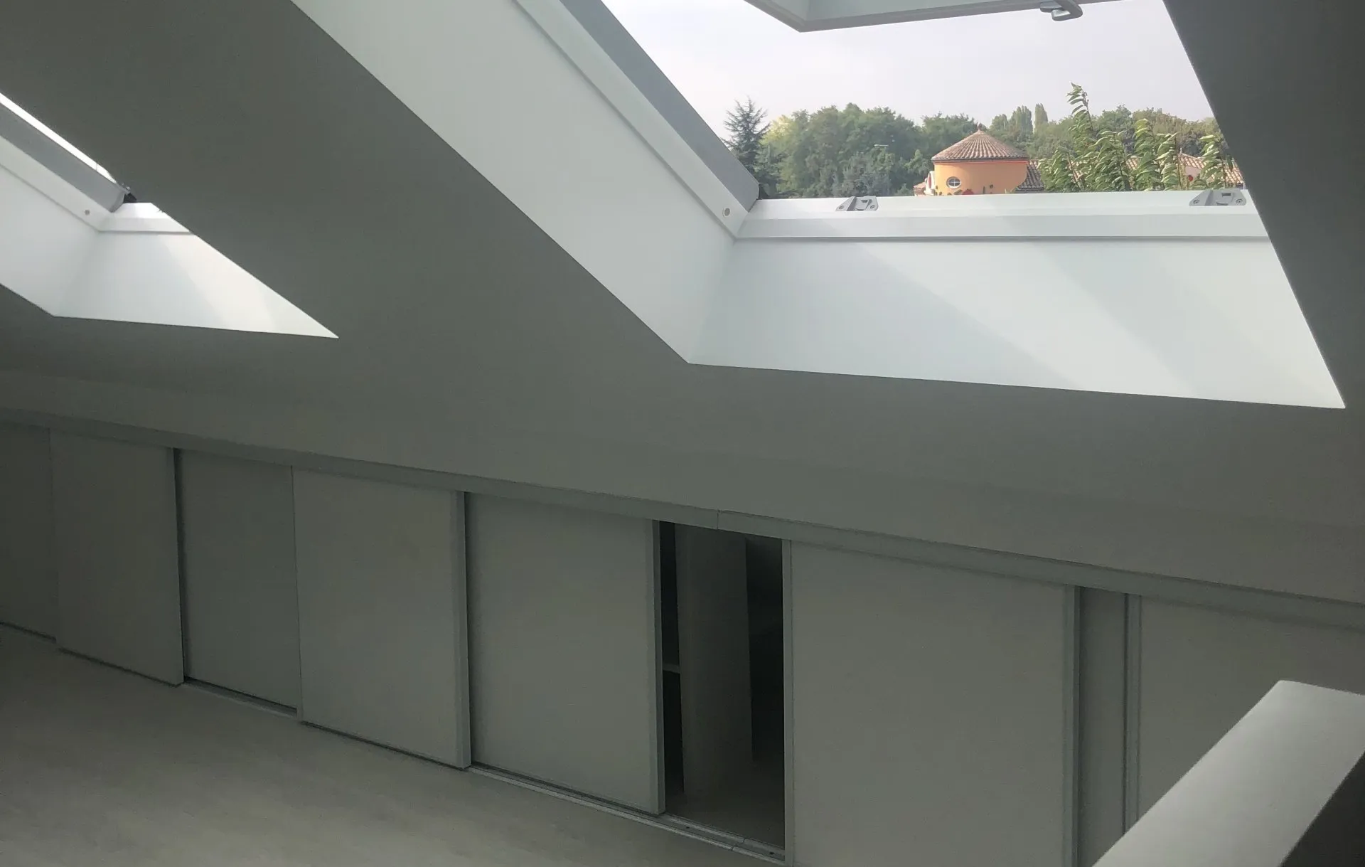 Pose d'un Velux dans une maison en Ile-de-France.