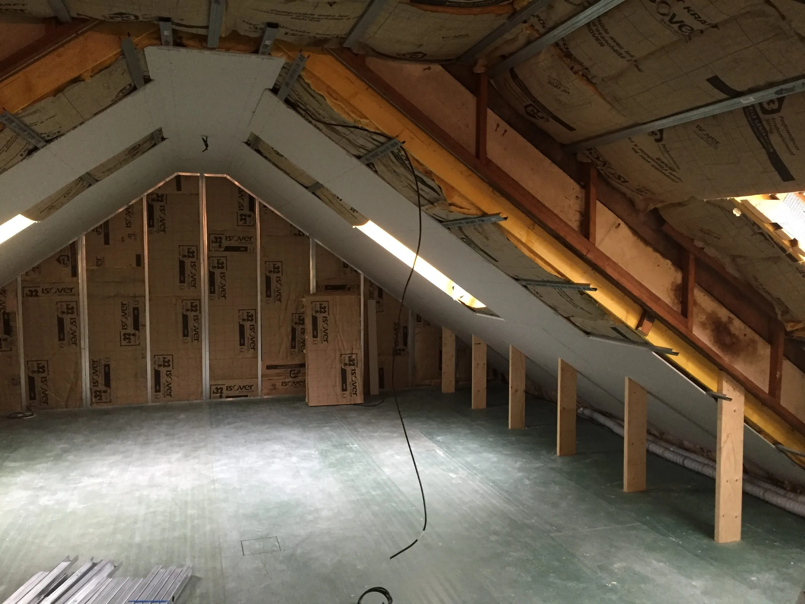 Pose d'un plancher pour accentuer l'isolation phonique dans une maison dans le cadre d'un aménagement de combles.