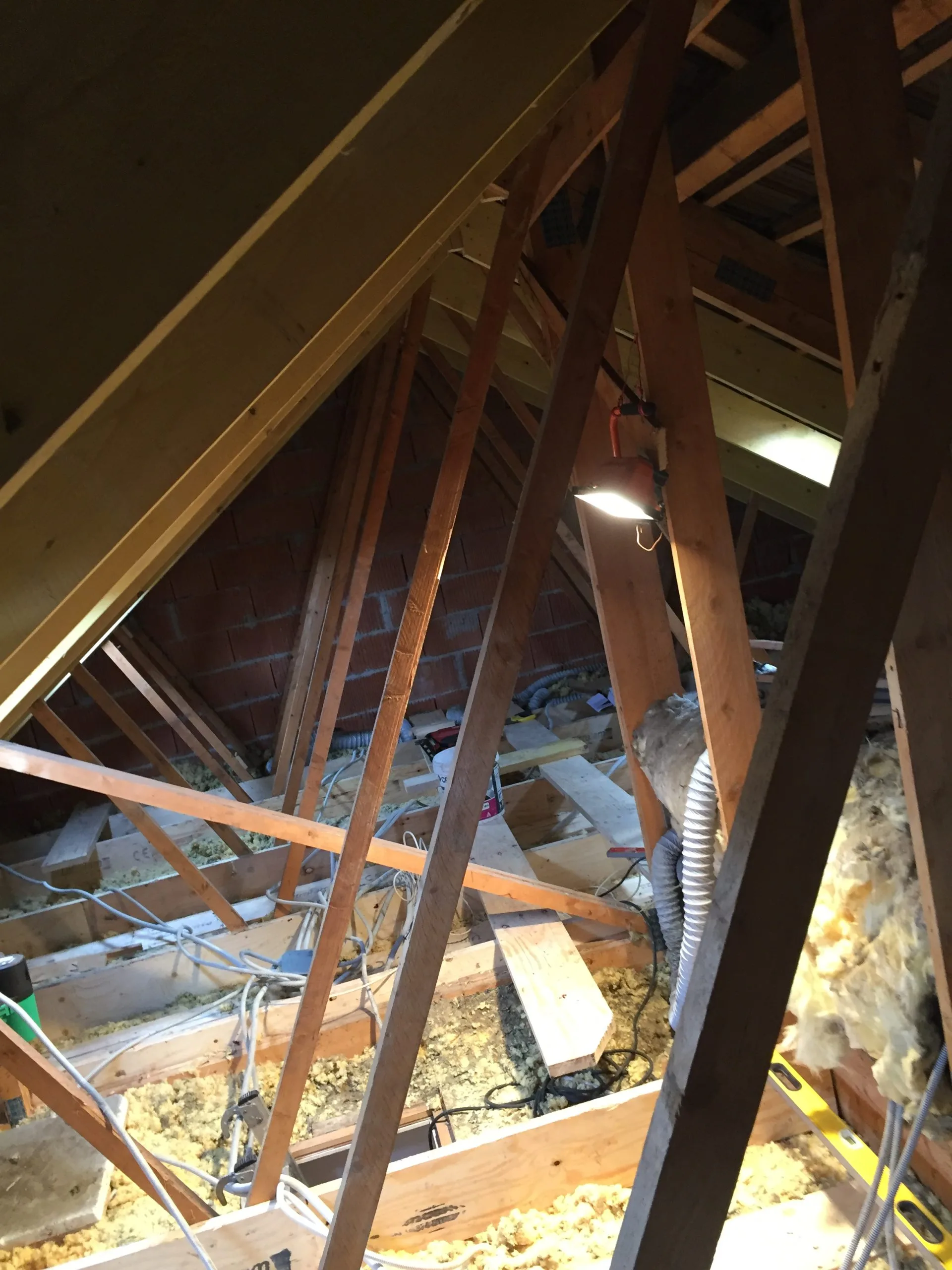 Transformation d'une charpente dans le cadre de l'aménagement des combles dans une maison.