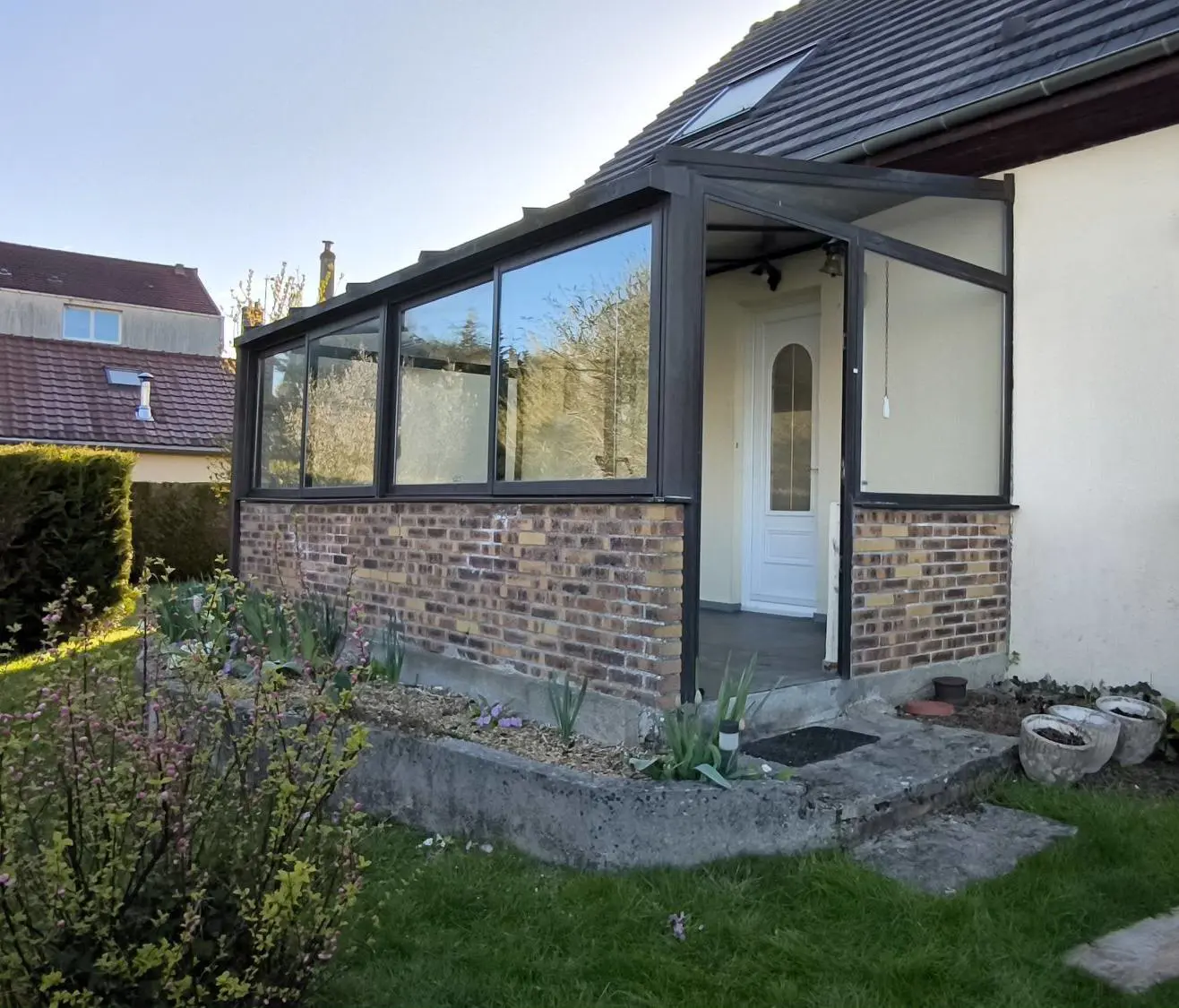Ancienne véranda servant d'entrée à une maison dans le Val d'Oise (95).
