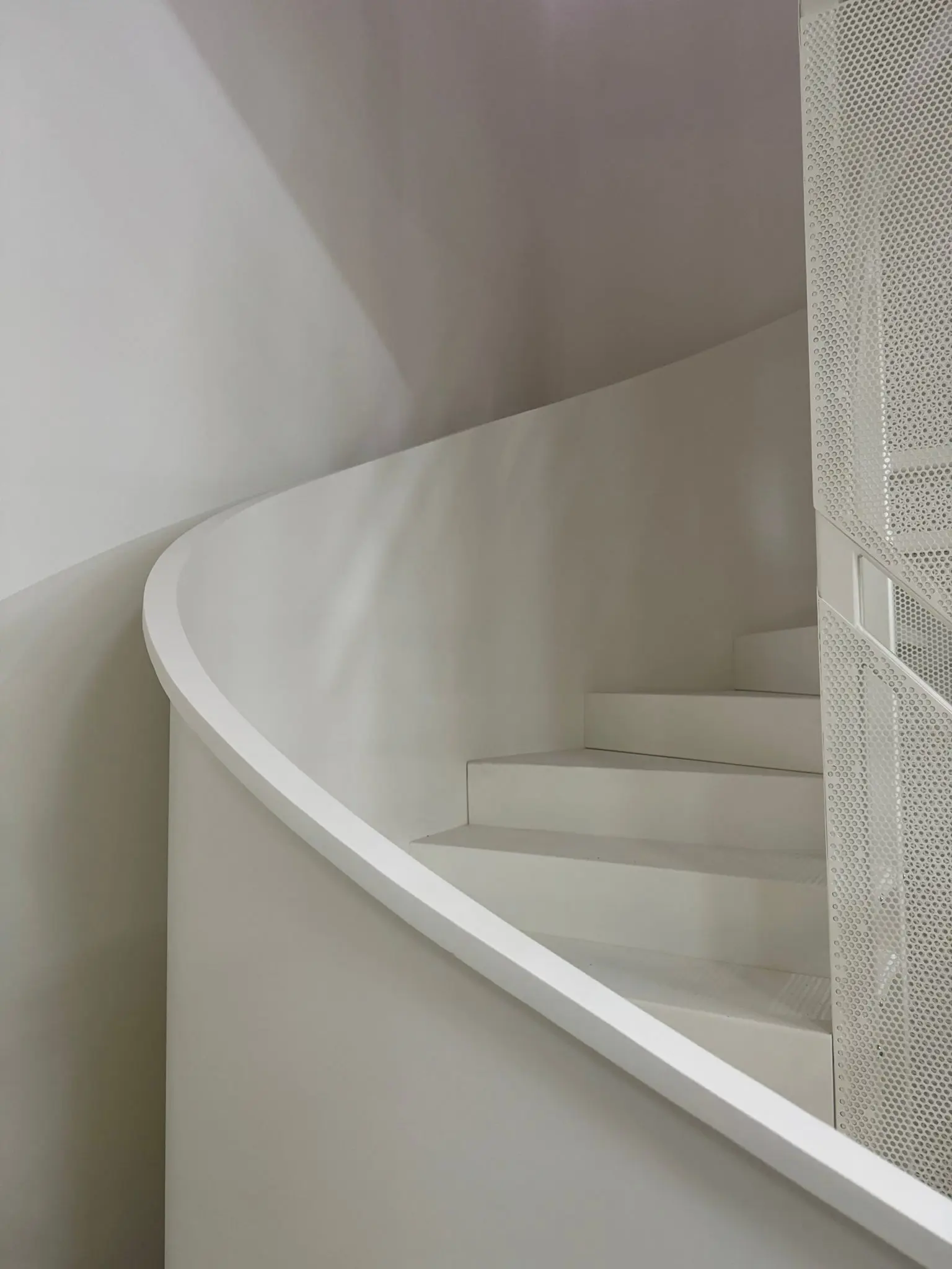 Création d'un escalier moderne dans un appartement à Paris afin d'accéder aux combles aménagés.