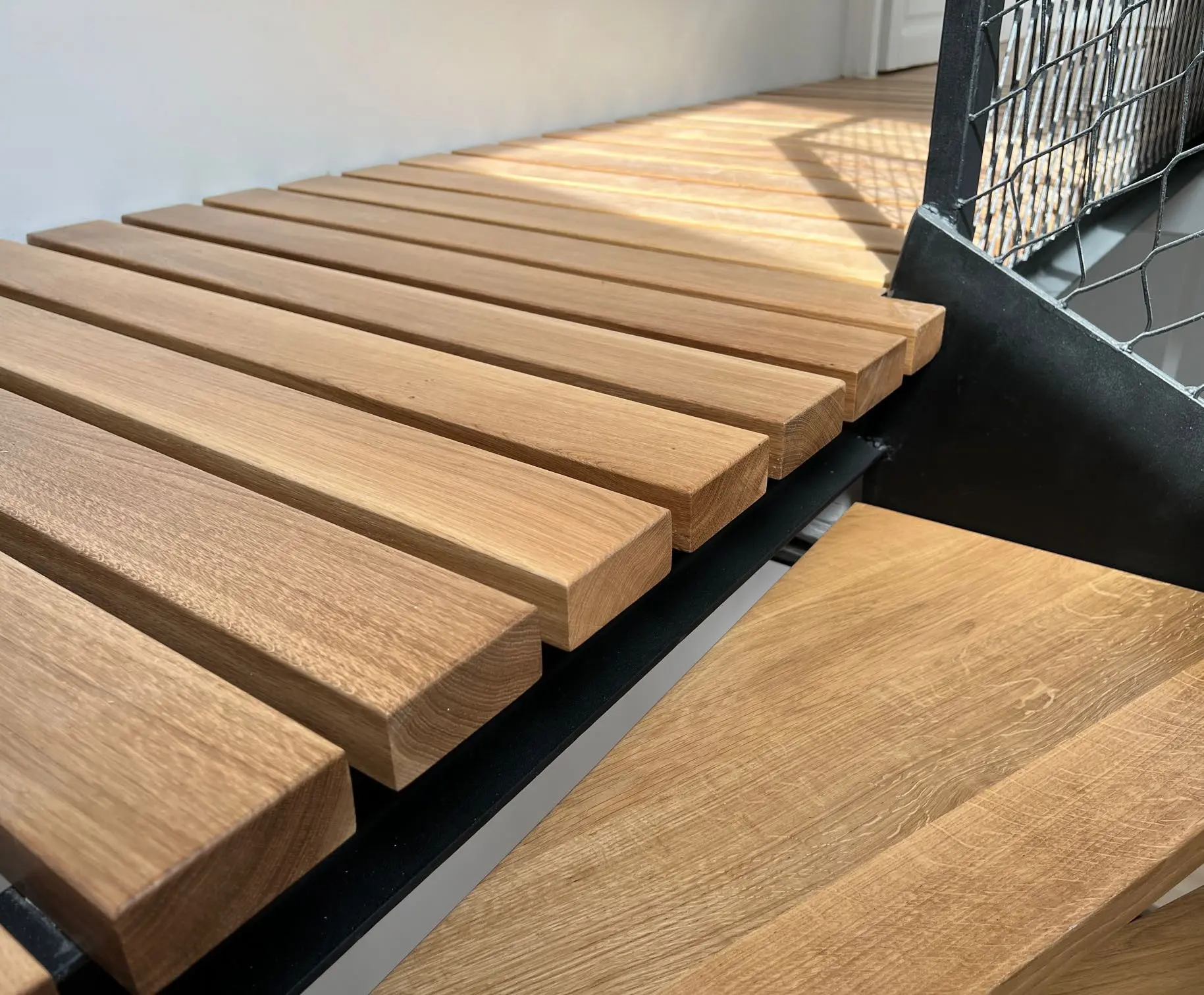 Finition soignée pour un escalier dans un appartement à Paris.