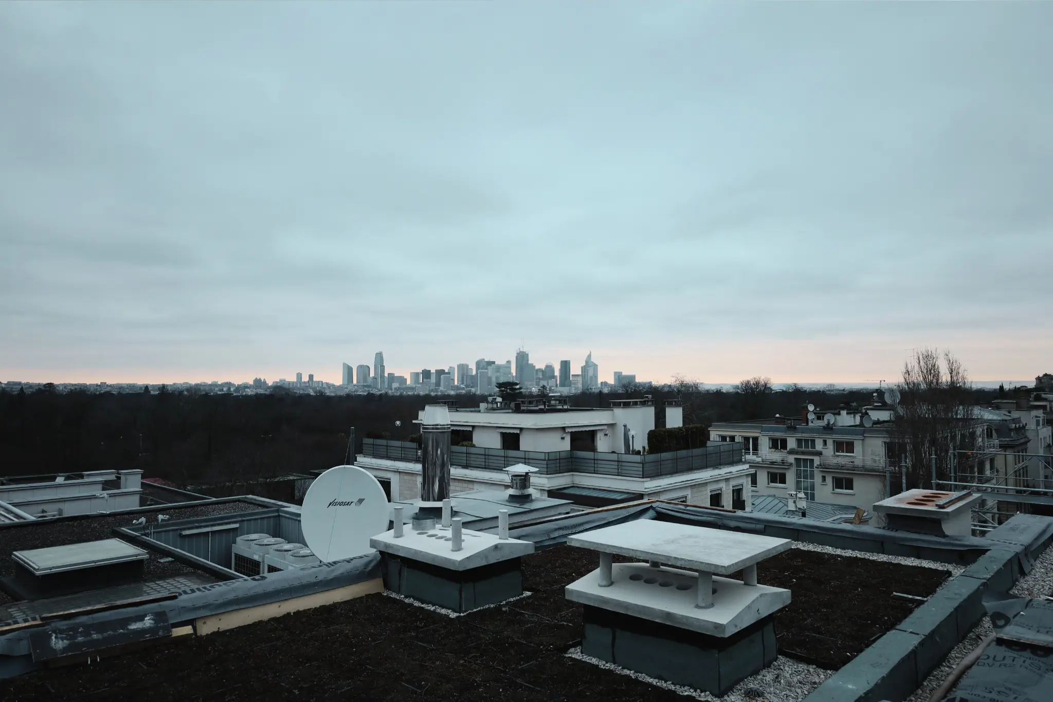 Extension d'un appartement sur les toits de Paris.