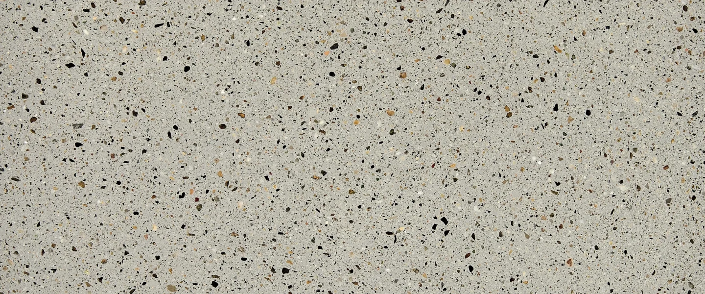 Réalisation d’un sol en béton minéral poli dans un logement en rénovation