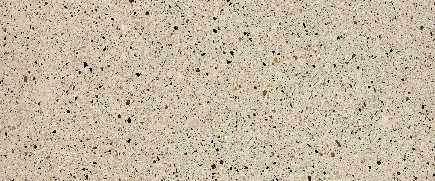 Béton minéral poli LucemGlass® appliqué en faible épaisseur sur support existant