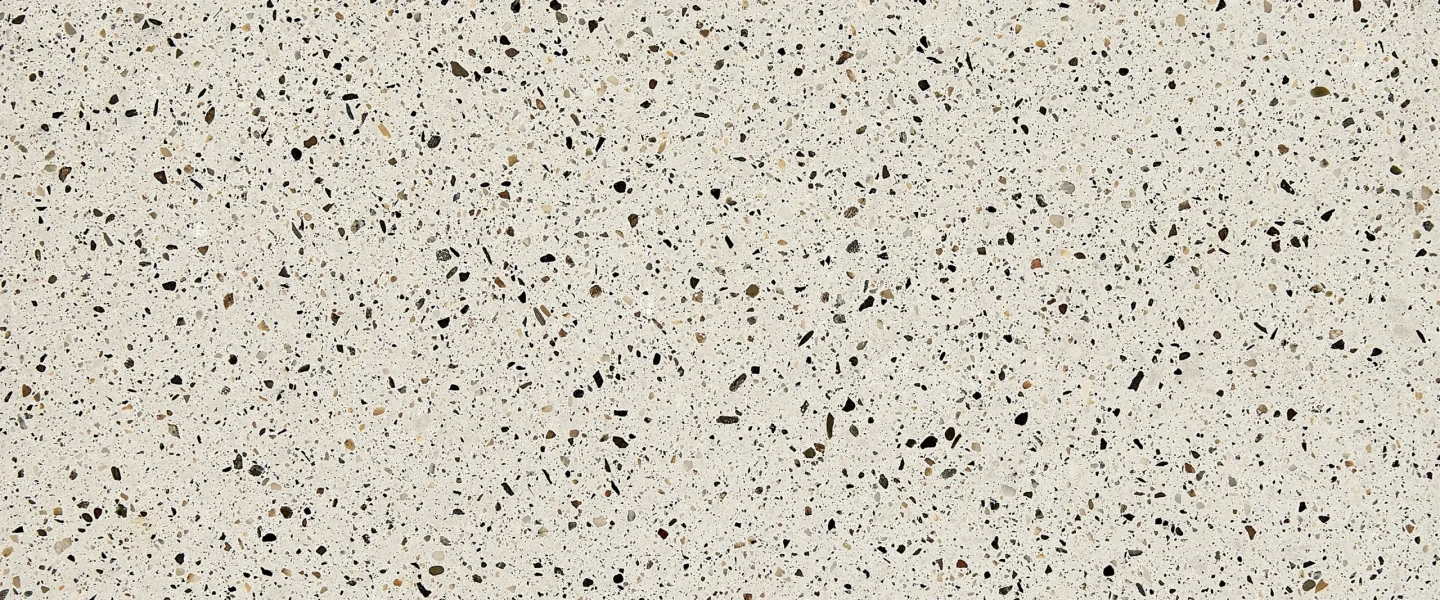 Sol décoratif type terrazzo posé par un artisan spécialisé en Île-de-France