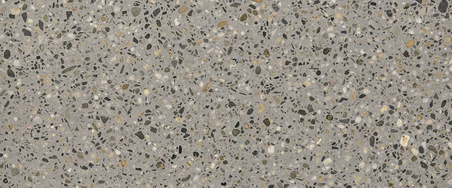 Chantier de rénovation avec béton minéral poli dans un espace commercial