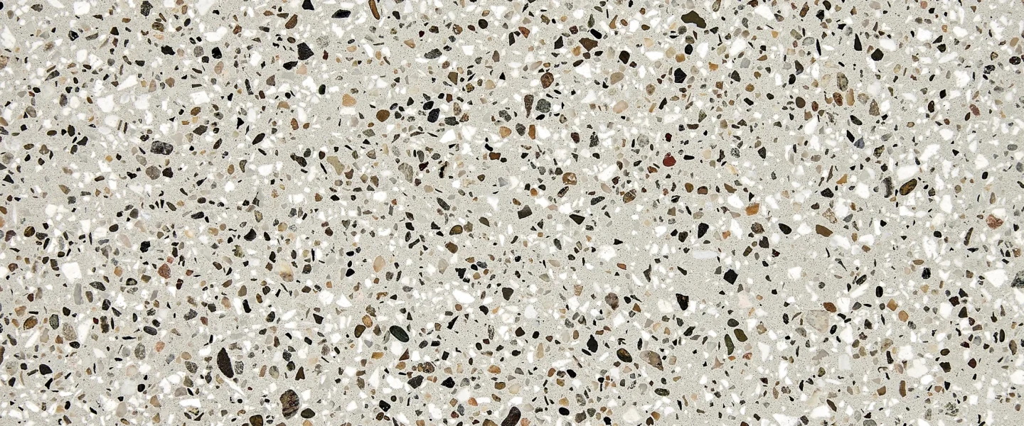 Aspect terrazzo abordable grâce au béton minéral poli LucemGlass®
