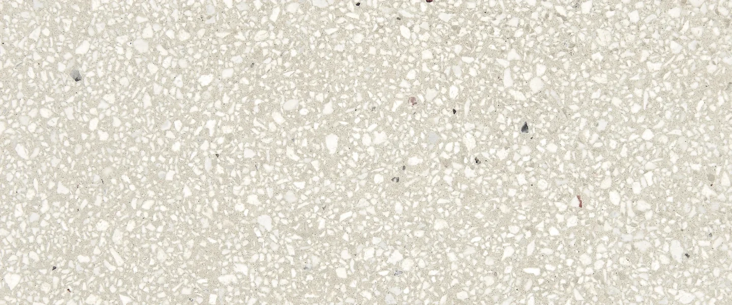 Détail d’un sol effet terrazzo posé à faible épaisseur dans un espace contemporain