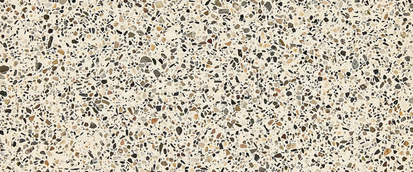 Béton poli décoratif appliqué dans une salle de bain design