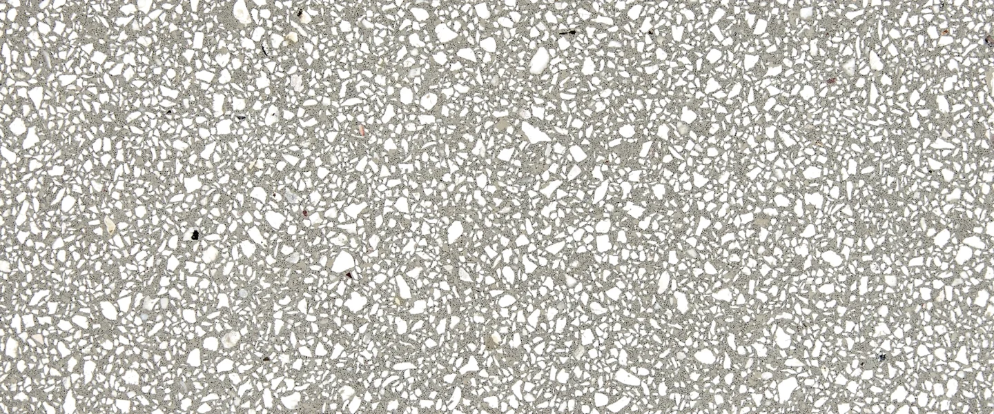 Vue rapprochée de la texture polie du béton minéral LucemGlass®