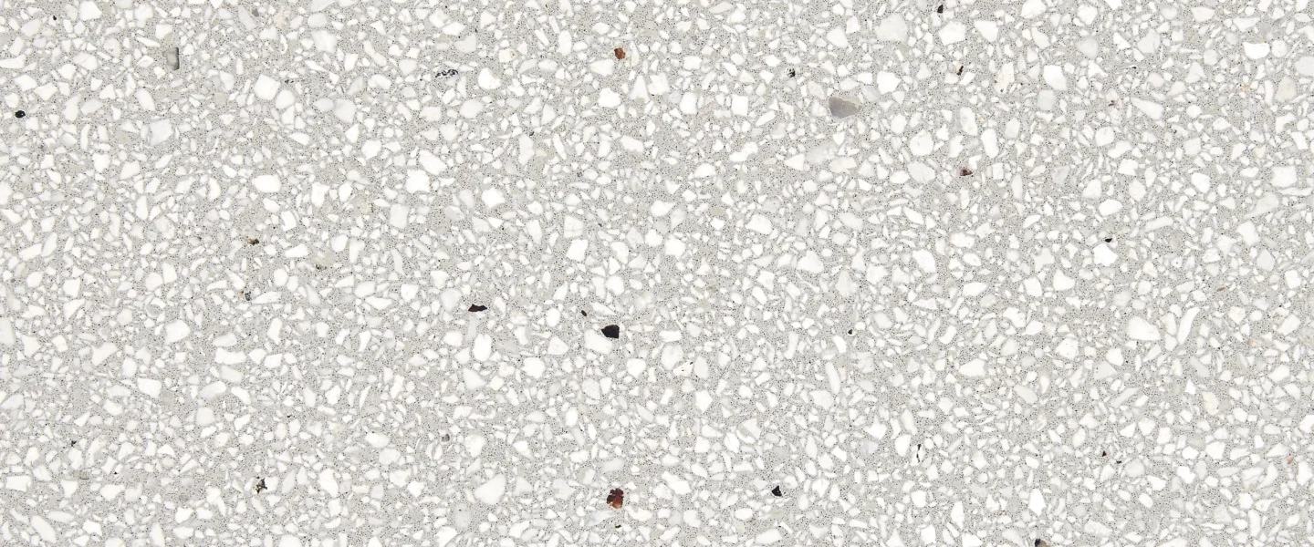 Pose artisanale d’un sol minéral poli dans des bureaux à Paris