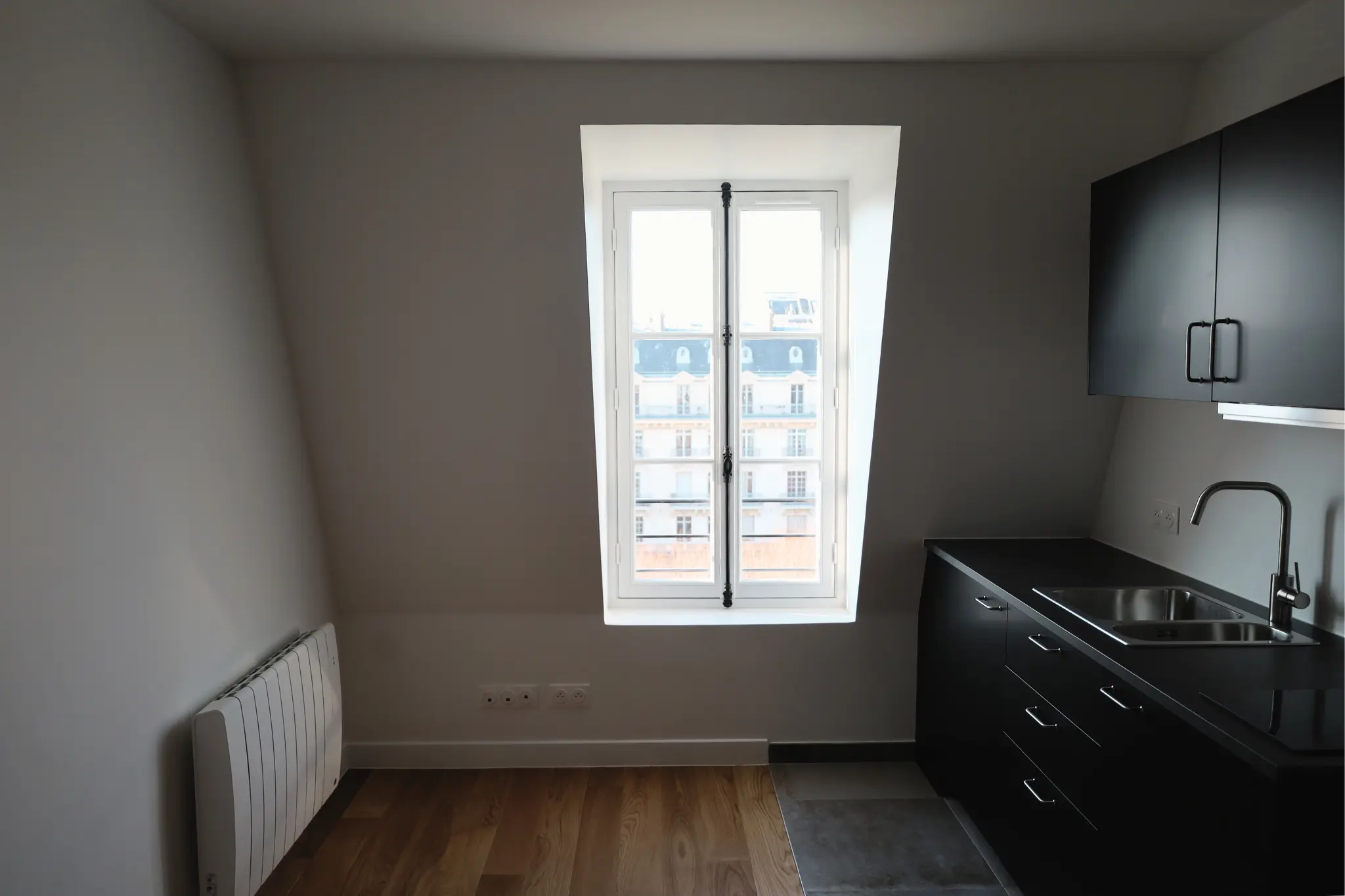 Pose d'une cuisine à Paris, dans un petit studio pour une mise en location.