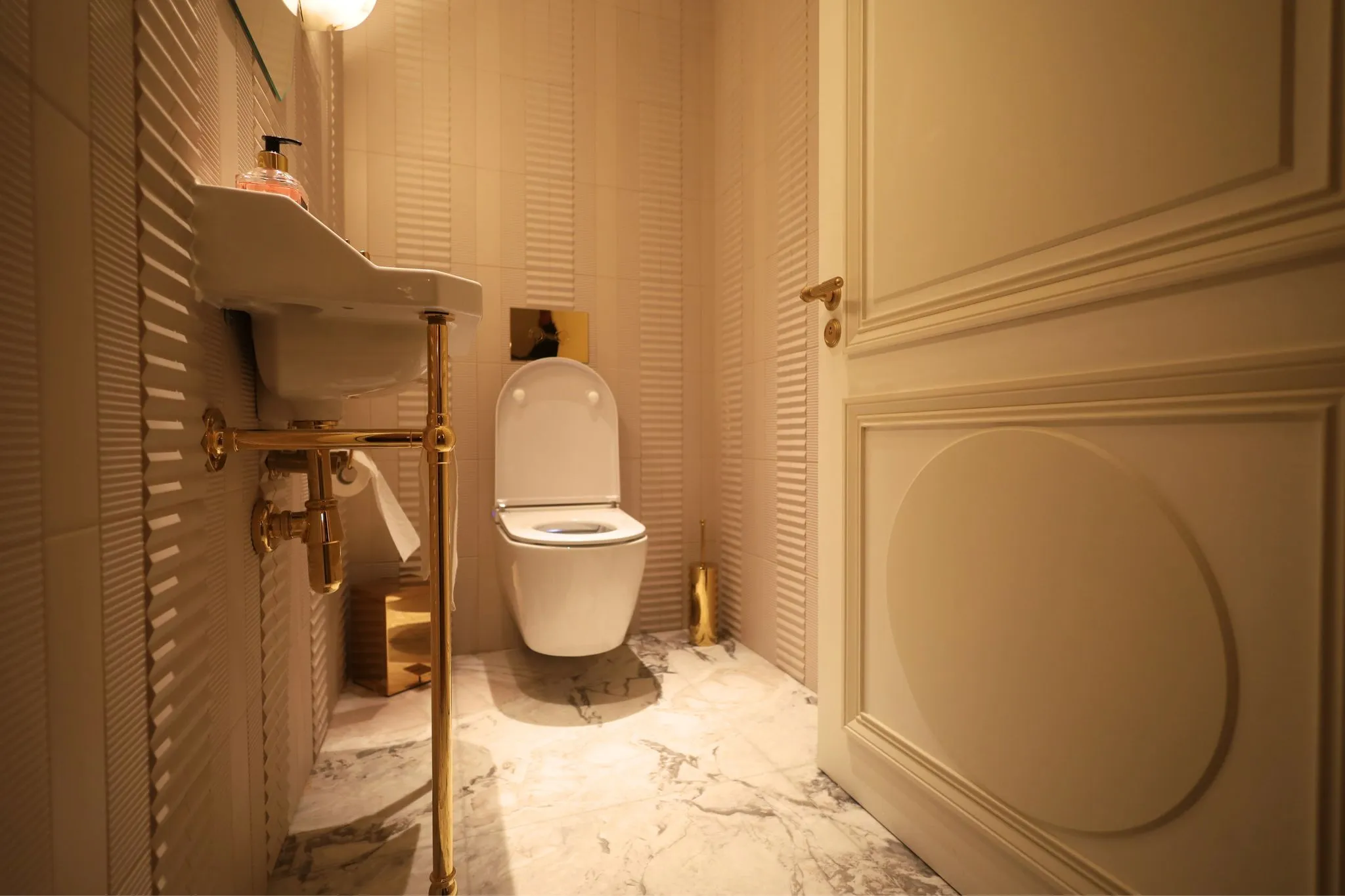 WC entièrement rénové dans un appartement haut de gamme à Paris (75).