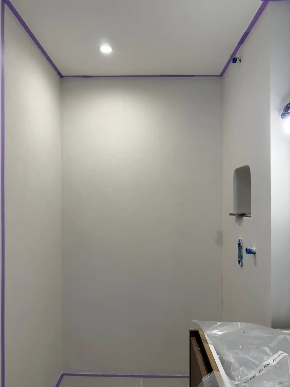 Application d'un béton ciré dans une salle de bain d'un appartement du 11ème arrondissement de Paris.
