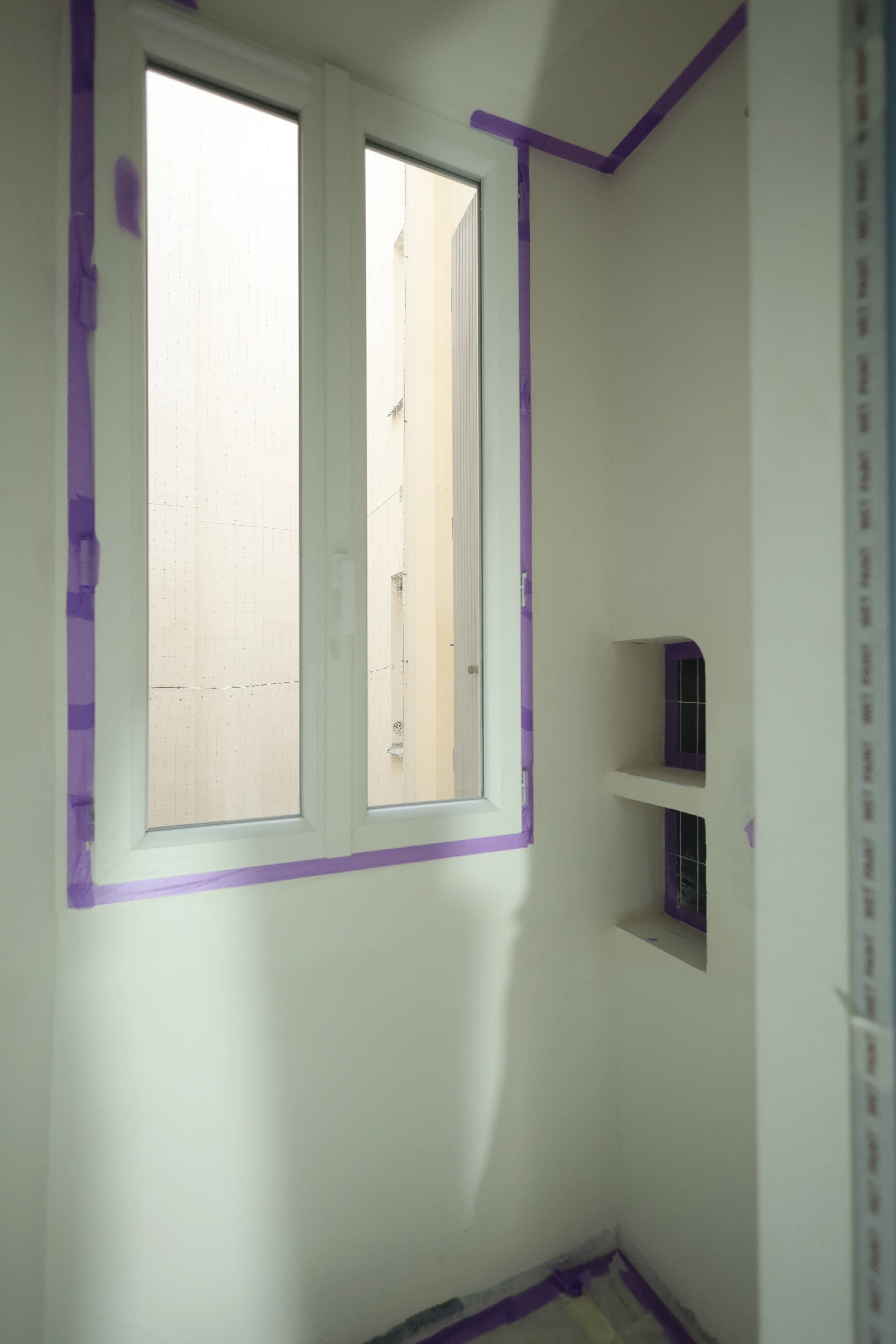 Application de beton ciré dans une douche de Paris, appartement dans le 11ème arrondissement.