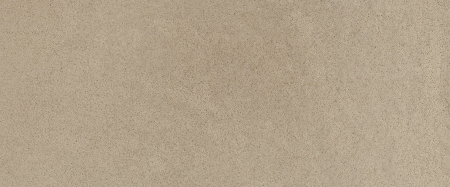 Mur en béton ciré AdLucem dans un salon parisien.