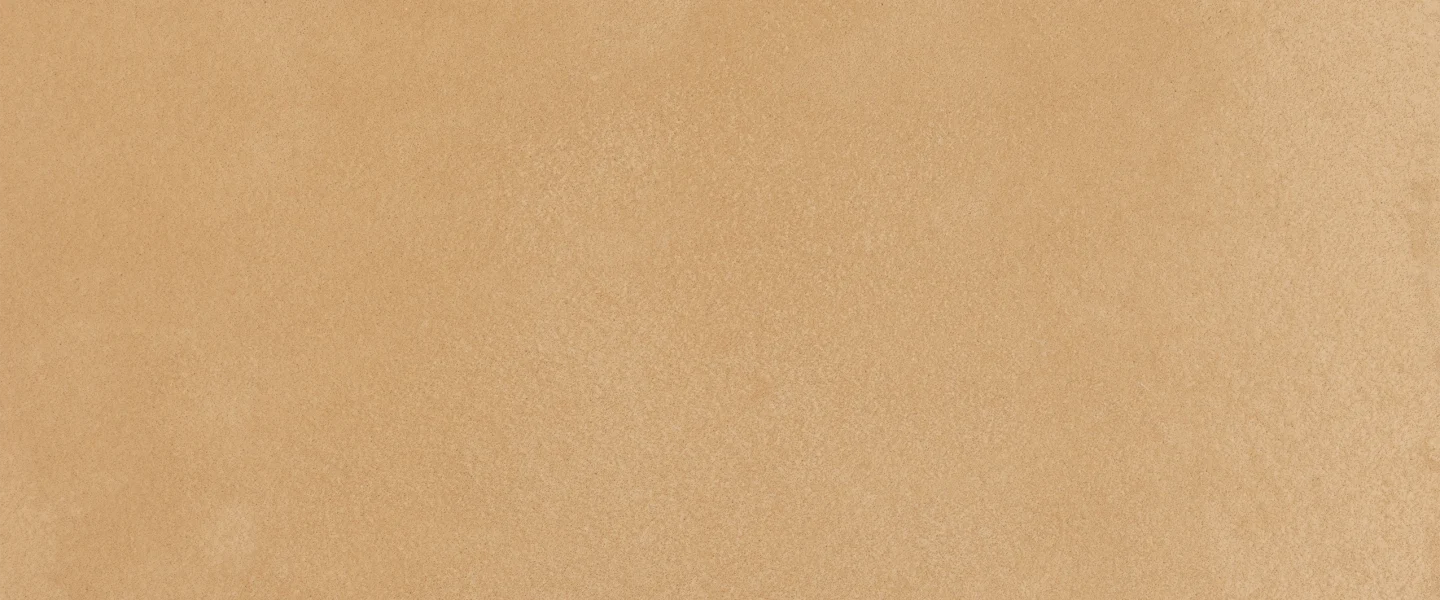 Béton ciré AdLucem gris perle dans un séjour lumineux.